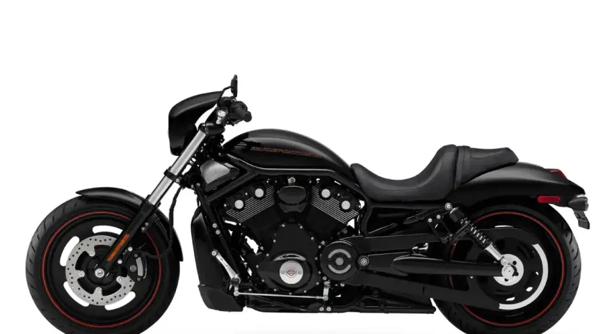 Czarny Harley-Davidson V-Rod Night Rod z czerwonymi akcentami na felgach. Potężny silnik i sportowy wygląd.