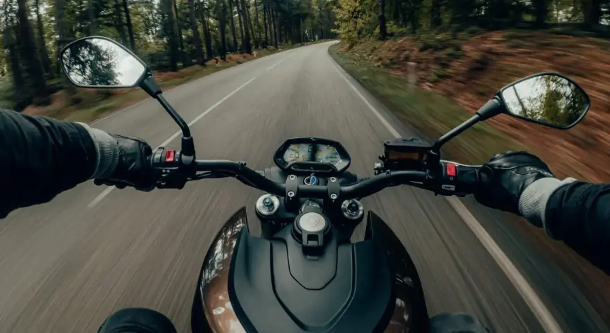 Odkryj Bieszczady na motocyklu: Trasy, porady, niezapomniane widoki