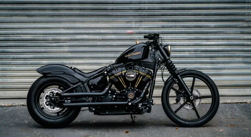 Czarny Harley-Davidson Dyna z błyszczącym lakierem i złotymi akcentami na silniku, gotowy do drogi.