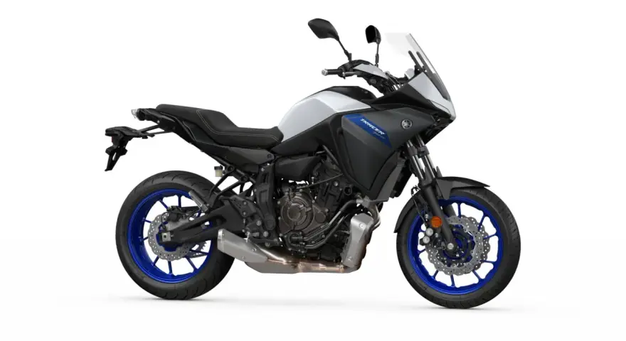 Yamaha Tracer 700 dane techniczne: sportowo-turystyczny motocykl z silnikiem CP2, czarno-biały, z niebieskimi felgami.