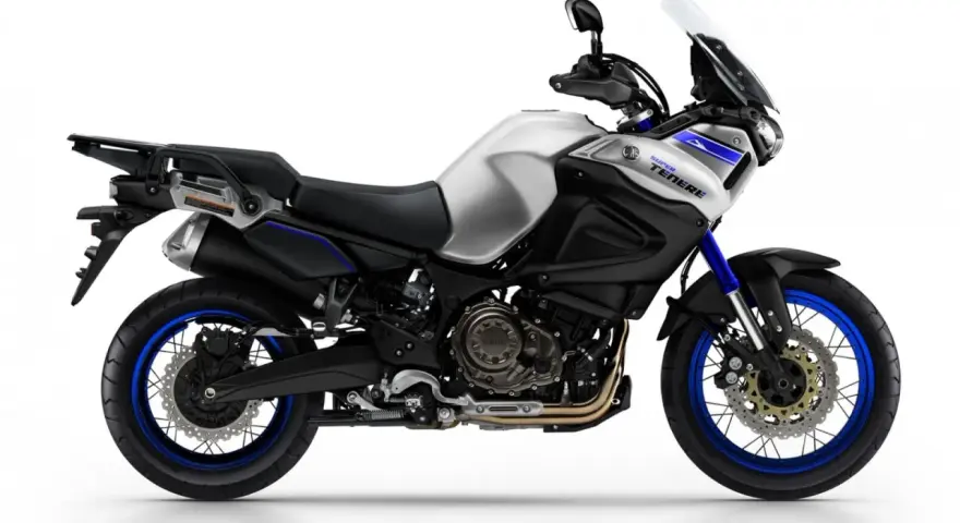 Srebrno-czarny motocykl Yamaha Super Tenere 1200 z niebieskimi akcentami, gotowy na przygodę. Dane techniczne dostępne dla każdego podróżnika.