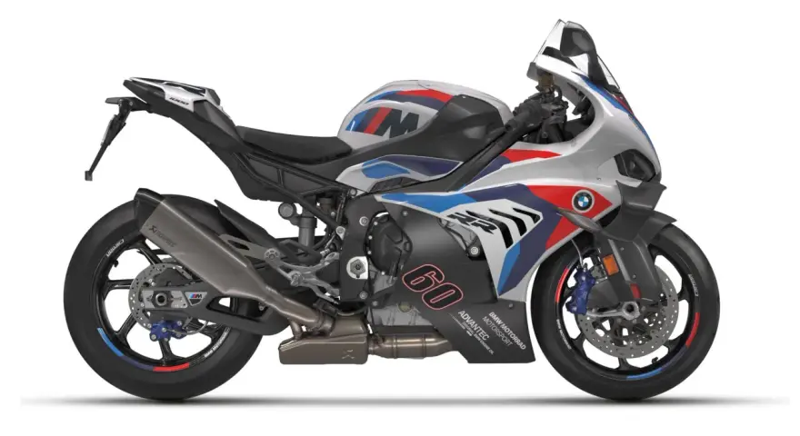 Sportowy motocykl BMW M1000RR w barwach M z numerem 60.