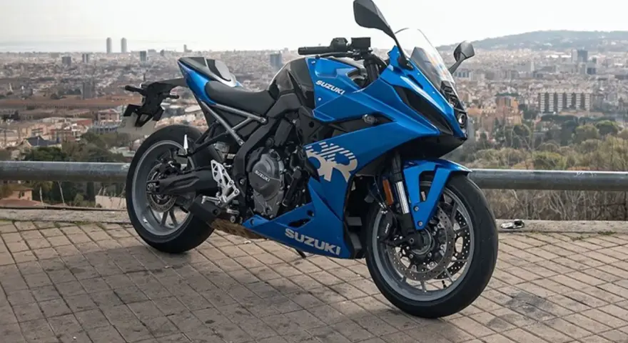 Niebieski motocykl sportowy Suzuki GSX na tle miasta.