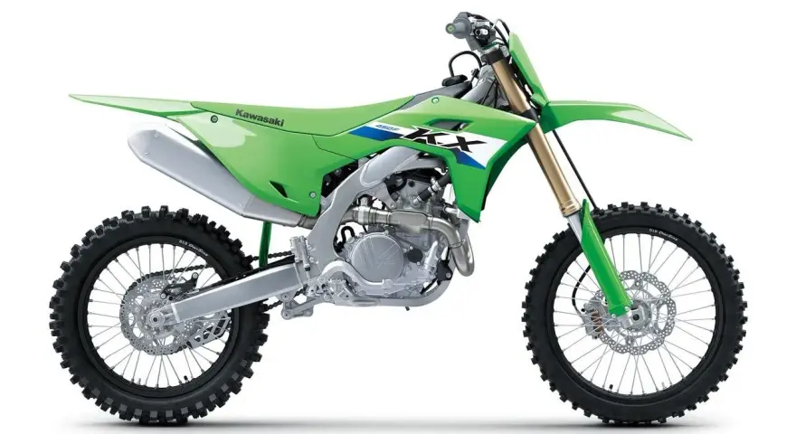 Zielony motocykl Kawasaki KXF 450. Poznaj jego dane techniczne i możliwości terenowe.