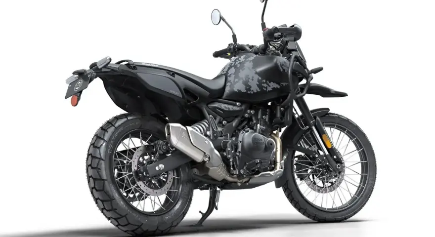 Czarny motocykl Royal Enfield Himalayan z szarym kamuflażem na baku, gotowy na każdą wyprawę.