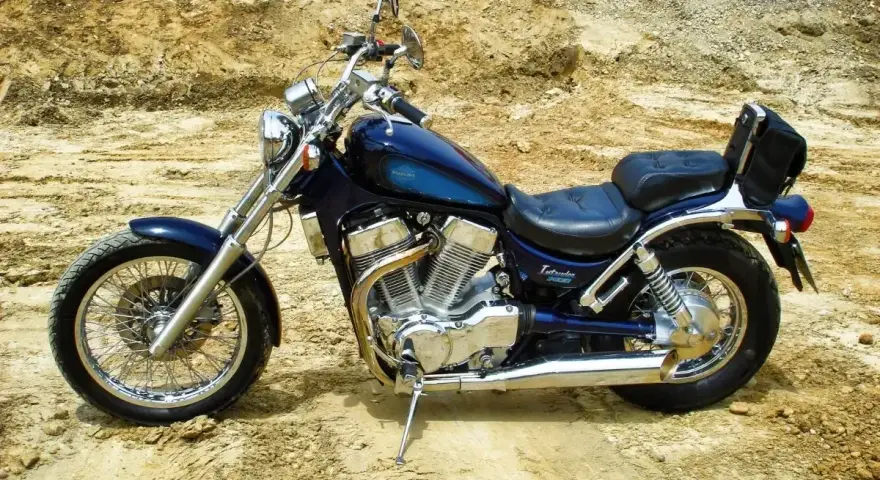 Suzuki Intruder 1400: klasyczny cruiser, idealny na długie trasy. Wady i zalety tego modelu to m.in. komfort, moc i styl.