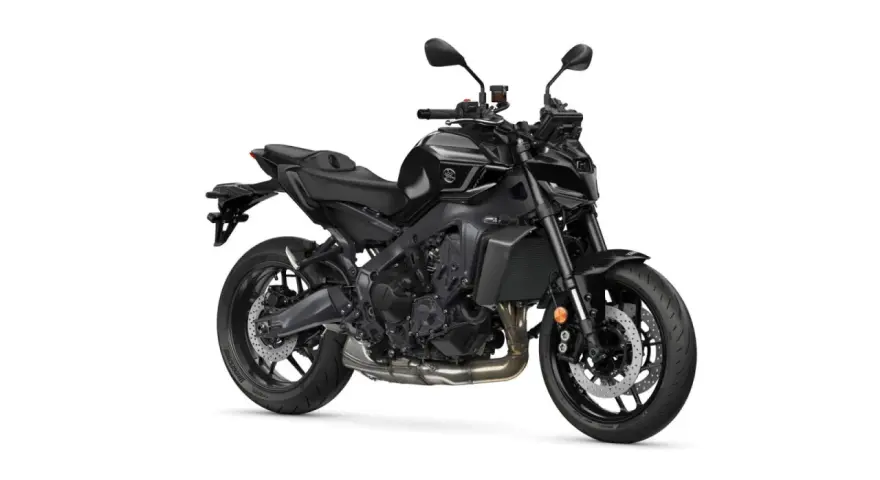 Czarny motocykl Yamaha MT09, gotowy do podboju miejskich ulic. Agresywny wygląd i sportowy charakter.