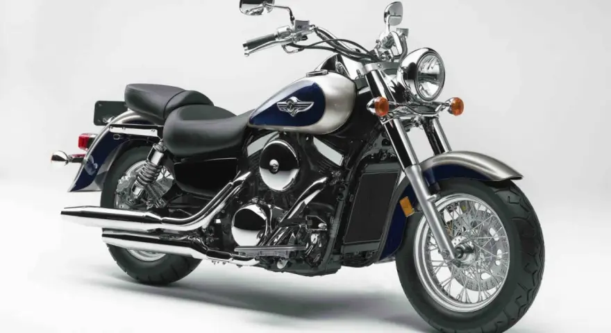 Błyszczący Kawasaki Vulcan 1500, klasyczny cruiser. Choć piękny, warto znać jego potencjalne wady przed zakupem.