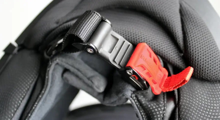 Jak prawidłowo zapiąć kask motocyklowy? Sekrety DD i Microlock.