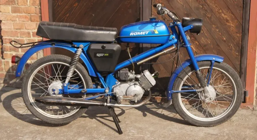 Niebieski Romet Ogar 205, klasyk z lat 80. Poznaj ogar 205 dane techniczne i poczuj ducha minionej epoki.