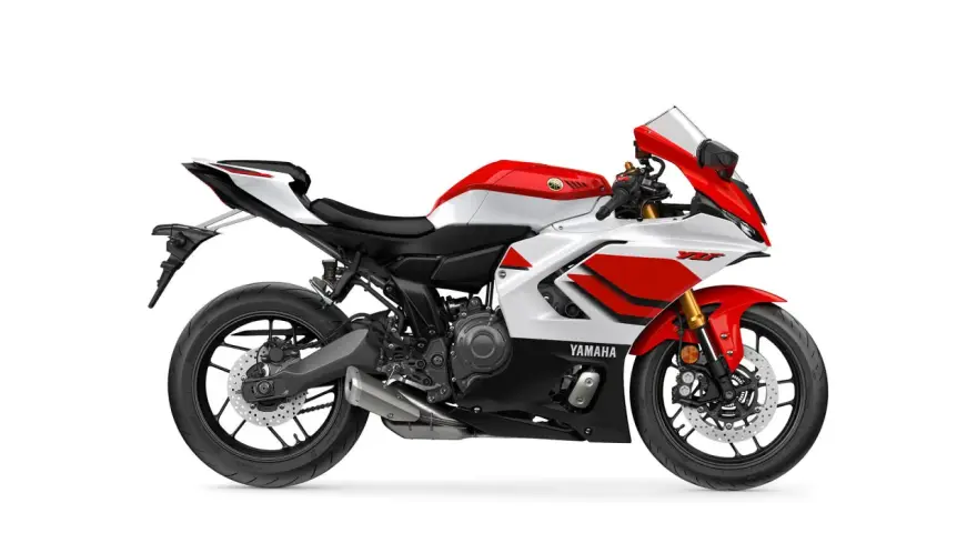 Sportowy motocykl Yamaha R7 w biało-czerwonej kolorystyce. Szczegółowe yamaha r7 dane techniczne dostępne online.