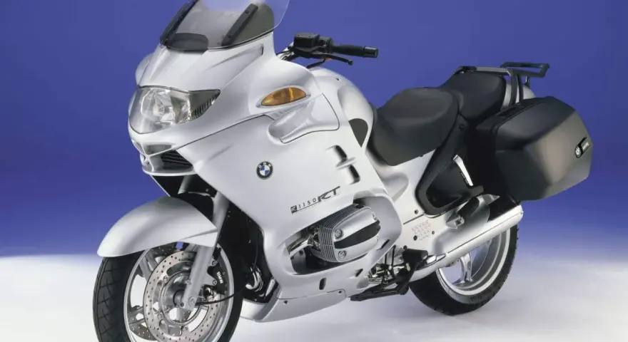 Srebrny motocykl BMW R1150RT z kuframi. Poznaj jego bmw rt 1200 dane techniczne i możliwości.
