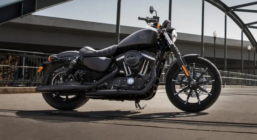 Czarny motocykl Harley-Davidson Sportster 883 na moście.