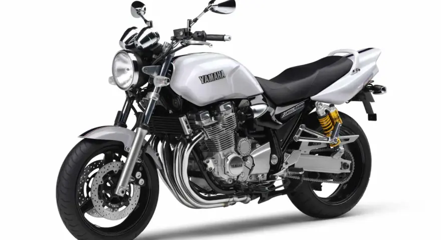 Srebrny motocykl Yamaha XJR 1300, klasyczny naked bike. Poznaj jego yamaha xjr 1300 dane techniczne.