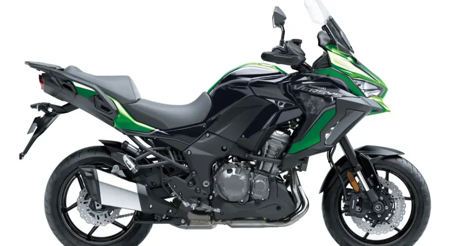 Czarny motocykl Kawasaki Versys 1000 z zielonymi akcentami, gotowy do podróży. Sprawdź kawasaki versys 1000 dane techniczne.
