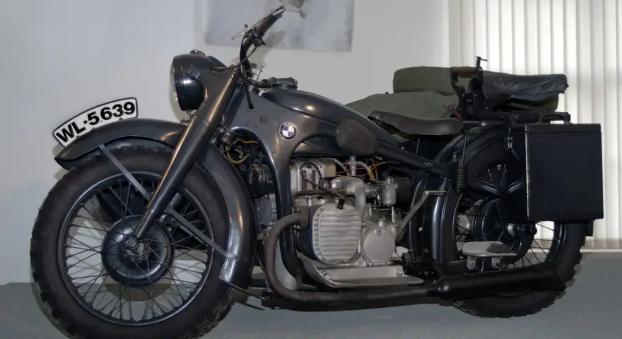 Stary motocykl BMW z koszem, z tablicą rejestracyjną WL-5639. Ten klasyk z Niemiec to prawdziwa gratka dla fanów motoryzacji.