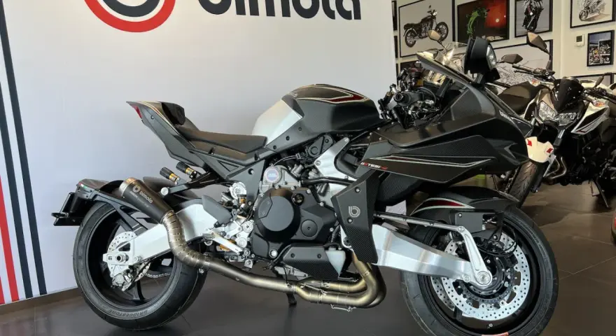 Czarny motocykl Bimota Tesi H2 z włókna węglowego, z podwójnym wydechem i sportowym zawieszeniem, gotowy do jazdy.