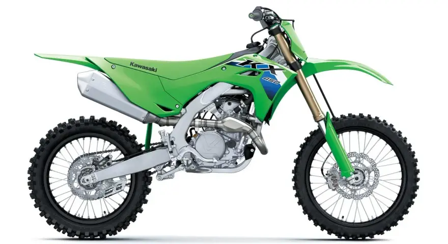 Zielony motocykl Kawasaki KXF 450, gotowy do akcji. Zastanawiasz się, kawasaki kxf 450 ile ma koni?