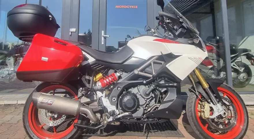 Sportowy motocykl Aprilia Caponord 1200 z kuframi i sportowym wydechem SC Project. Poznaj jego dane techniczne!