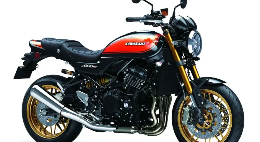 Stylowy motocykl Kawasaki Z900RS w kolorze czarnym z pomarańczowymi akcentami i złotymi felgami. Klasyka w nowoczesnym wydaniu.