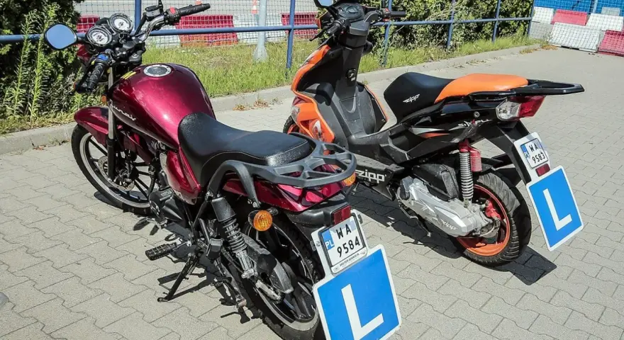 Prawo jazdy AM: Pełny koszt motoroweru. Uniknij ukrytych opłat!