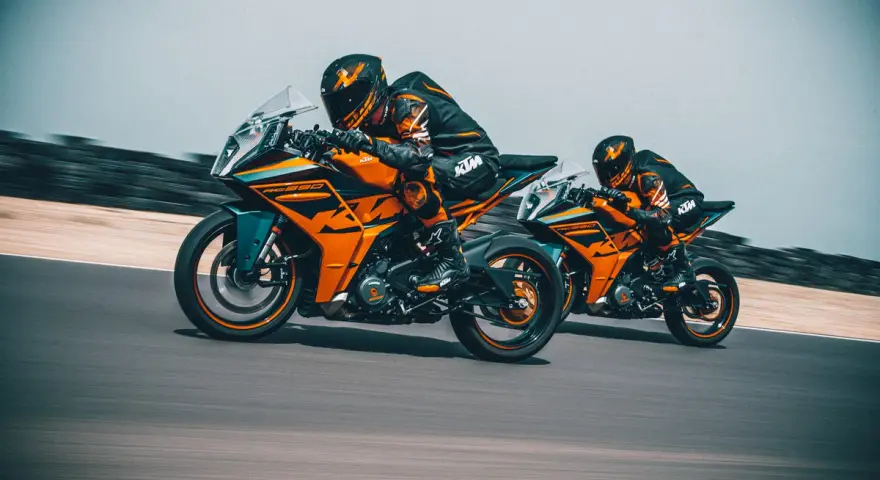 Dwóch motocyklistów na torze ściga się na pomarańczowych KTM RC 390. Poznajcie ich dane techniczne!