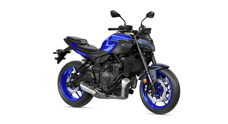 Niebieski motocykl Yamaha MT-07 na białym tle.