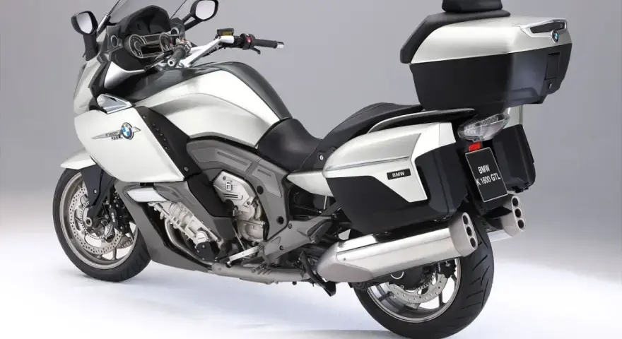 Srebrny motocykl BMW K 1600 GTL. Choć piękny, jego wady mogą być kosztowne.