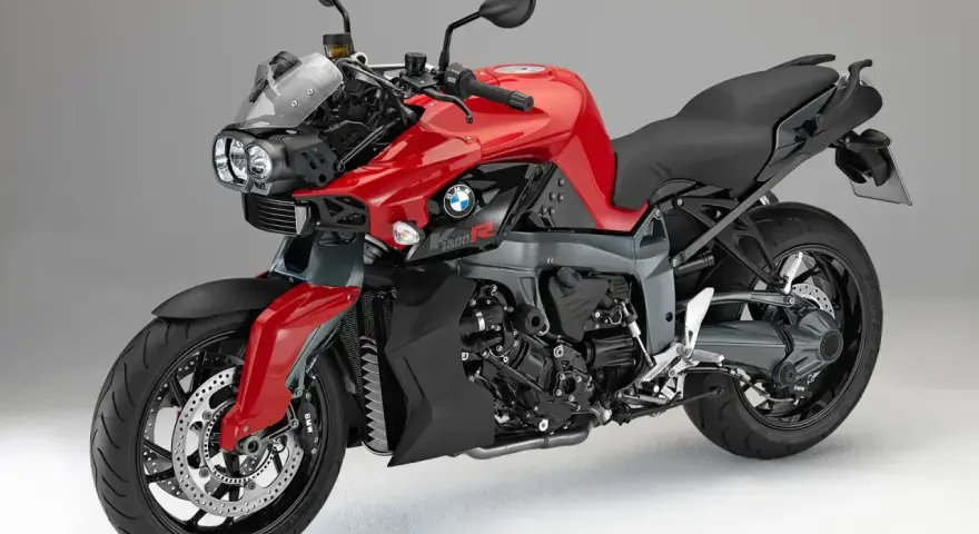 Czerwony motocykl BMW K1300 z czarnymi elementami, gotowy do jazdy.