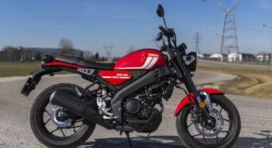 Czerwony motocykl Yamaha XSR 125 na asfalcie. Poznaj jego yamaha xsr 125 dane techniczne.
