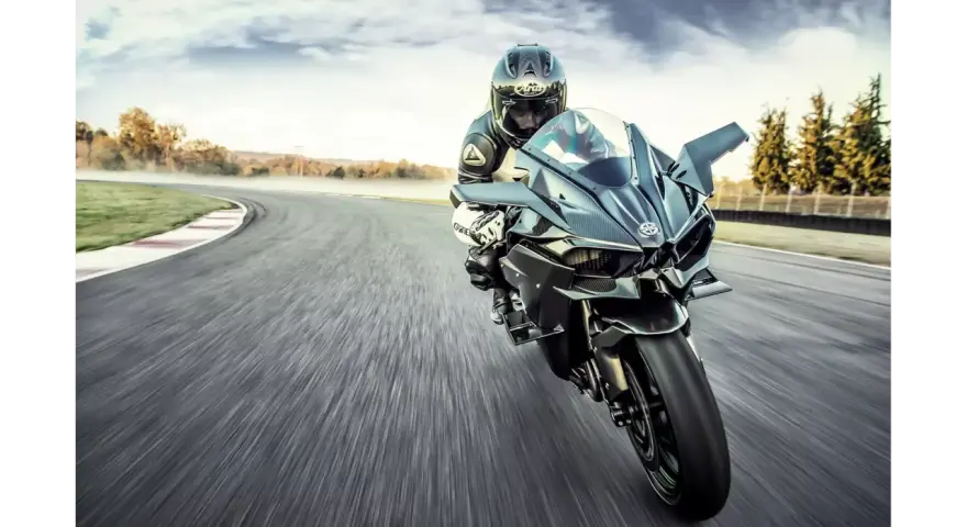 Motocyklista na torze wyścigowym na Kawasaki H2R. Poznaj Kawasaki H2R dane techniczne i poczuj moc.