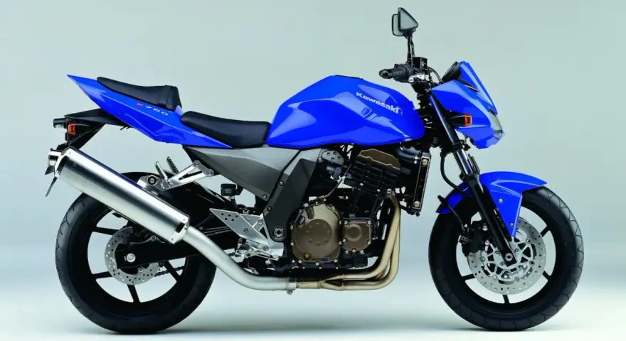 Niebieski motocykl Kawasaki Z750R z błyszczącym wydechem i sportowym designem.