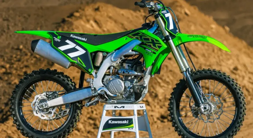 Zielony motocykl Kawasaki KXF 250 na stojaku, gotowy do jazdy. Poznaj jego kawasaki kxf 250 dane techniczne.