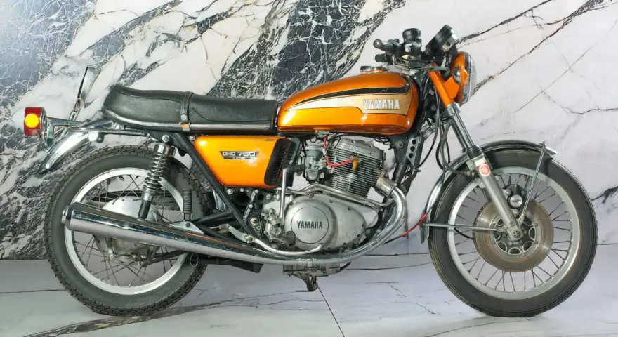 Pomarańczowy motocykl Yamaha DHC 750, klasyk z lat 70. Jego yamaha xtz 750 dane techniczne to legenda.