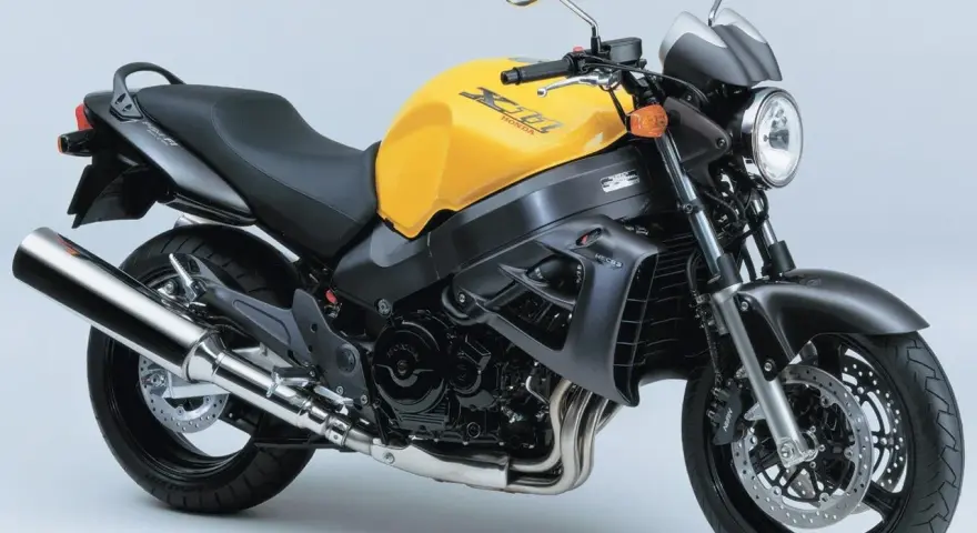 Żółty motocykl Honda X11, klasyczny naked bike. Dane techniczne tego modelu to moc i zwinność.