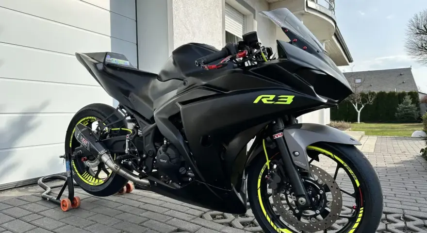 Czarny matowy motocykl Yamaha R3 z żółtymi akcentami. Poznaj jego yamaha r3 dane techniczne i poczuj moc!
