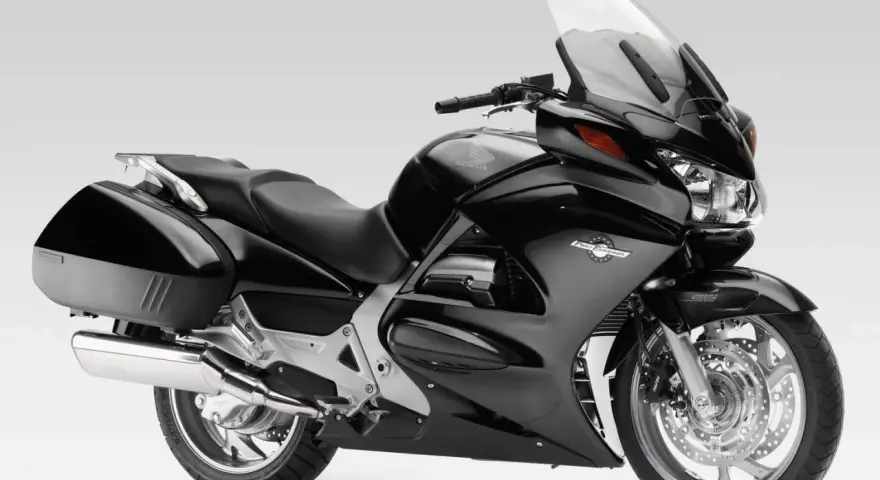 Czarny motocykl Honda ST 1300 Pan European. Choć ceniony za komfort, jego wady to m.in. waga i ograniczona zwrotność.