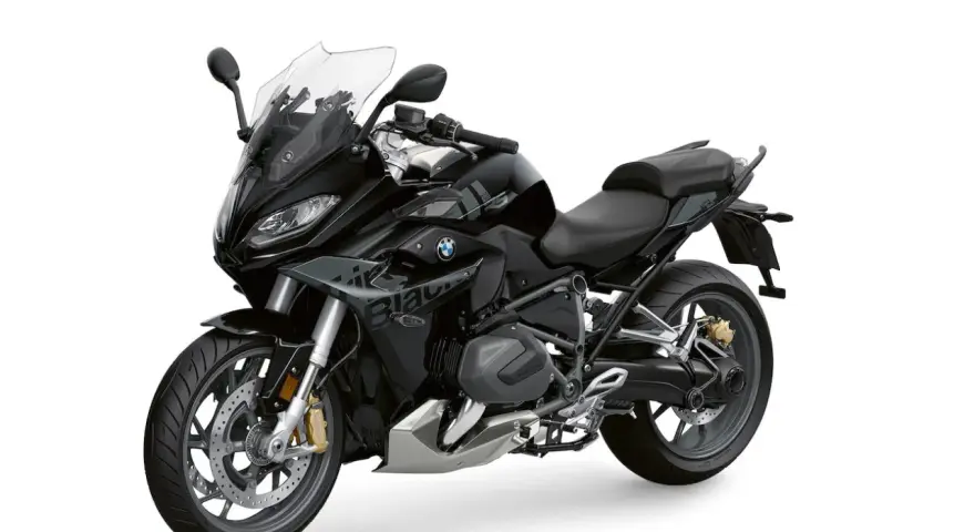 Czarny motocykl BMW 1250 RS z przyciemnianą szybą i sportowym wyglądem, gotowy na każdą podróż.