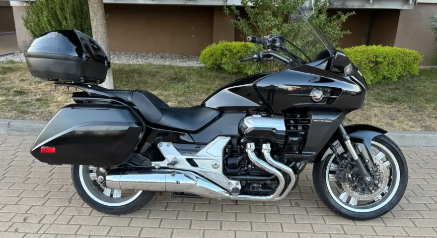 Czarny motocykl Honda CTX 1300 z kufrem centralnym i bocznymi, gotowy na podróż.