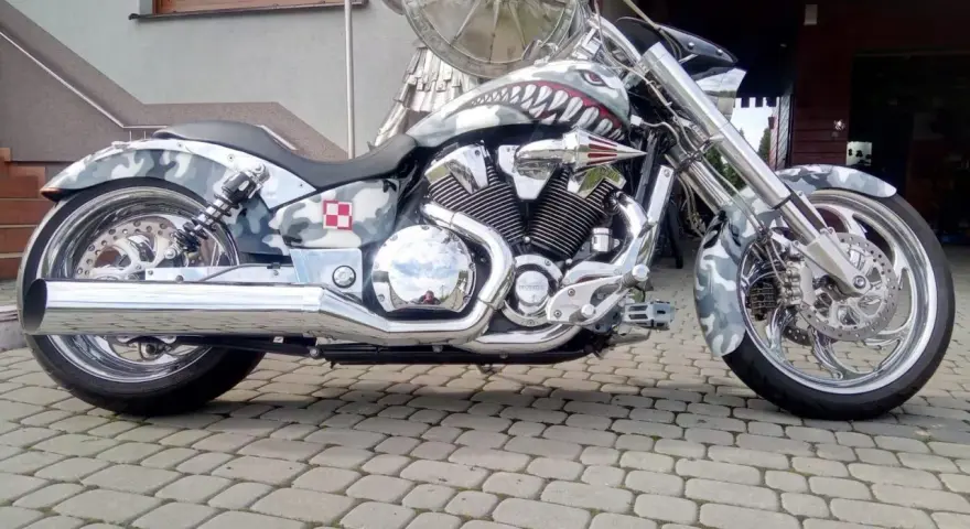 Customowy motocykl Honda VTX 1800 w malowaniu kamuflażowym z grafiką rekina. Dane techniczne tego potwora budzą respekt.