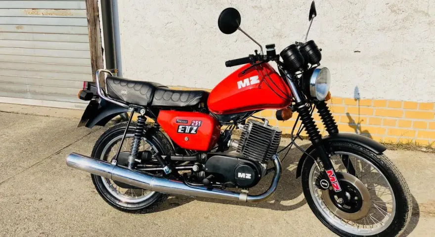 Czerwony motocykl MZ ETZ 251. Dane techniczne tego klasyka z NRD są imponujące, a jego wygląd wciąż przyciąga wzrok.