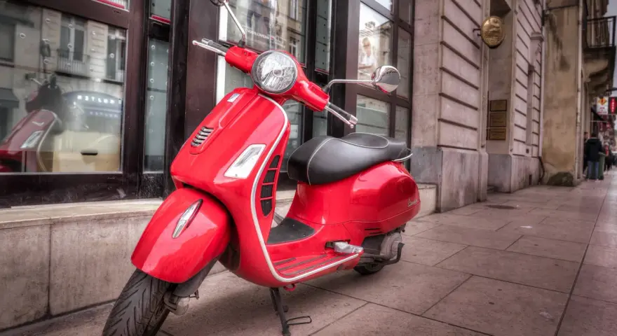 Motorower: Dowód czy prawo jazdy AM? Twoja data urodzenia decyduje!