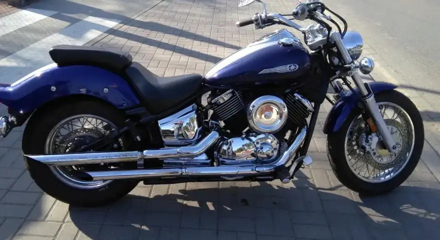 Granatowy motocykl Yamaha Drag Star 1100, z chromowanymi elementami. Idealny do podróży, jego yamaha drag star 1100 dane techniczne zachwycają.