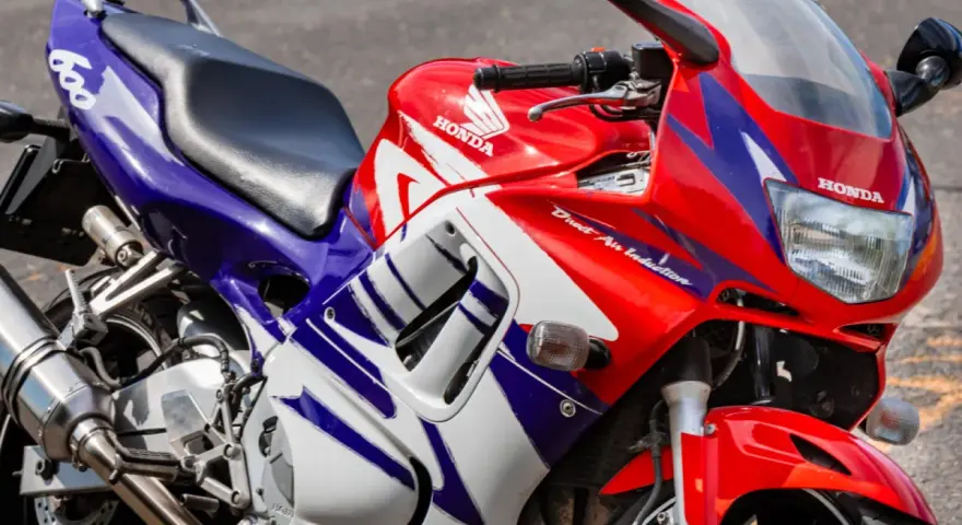 Sportowy motocykl Honda CBR F3 w czerwono-biało-niebieskich barwach.