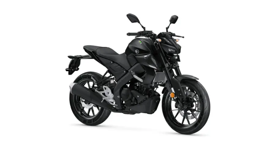 Czarny motocykl Yamaha MT-125 na białym tle. Sprawdź jego wymiary, w tym Yamaha MT 125 wysokość siedzenia, aby dopasować go do siebie.