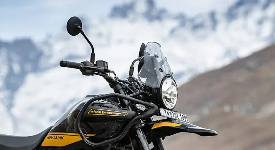 Royal Enfield Himalayan 650 gotowy na przygodę w górach.