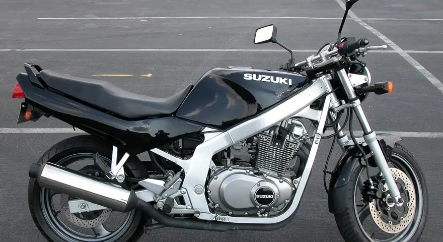 Czarny motocykl Suzuki GS 500, idealny do miasta. Poznaj jego dane techniczne i poczuj wolność na drodze.