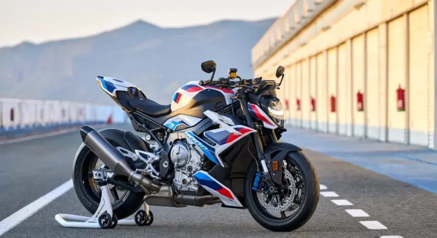 Potężny motocykl BMW M1000R w barwach M, gotowy do podboju toru wyścigowego.