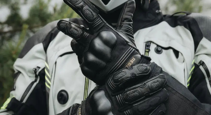 Za ciasne rękawice motocyklowe? Rozciągnij je bezpiecznie!