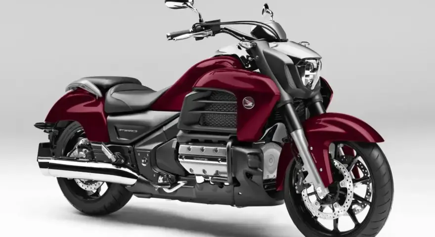 Potężna, czerwona Honda Valkyrie 1800 z chromowanymi detalami, gotowa na długie trasy.